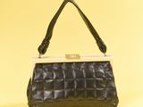 Sac à main Chanel en cuir matelassé noir avec finitions dorées