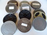 un grand nombre de boîtes de conserve posées sur une table