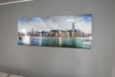 une photo d'un salon avec un canapé et un tableau accroché au mur