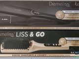 deux boîtes de brosses à cheveux posées l'une sur l'autre