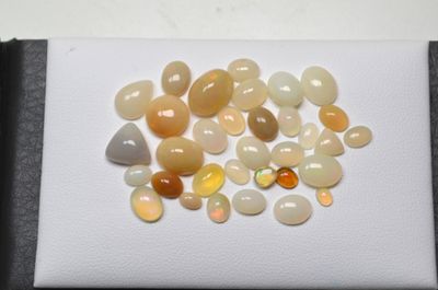 quelques pierres d'oplite blanches et jaunes sur une surface blanche