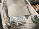 un grand nombre d'articles qui se trouvent sur une palette