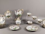 beaucoup d'assiettes, de tasses et de soucoupes sur la table