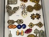 de nombreux types de broches exposés dans une vitrine