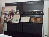 un mur sur lequel sont posés tout un tas de livres