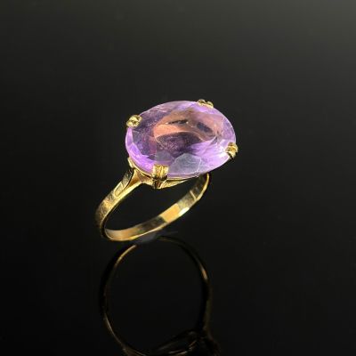 une bague en améthorate et or, sertie d'un gros améthorate ovale