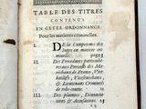 un vieux livre écrit posé sur une table