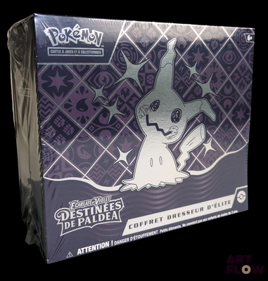 La boîte est remplie de cartes du jeu de cartes à collectionner Pokémon.