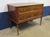 une commode ancienne dans une pièce aux murs bleus et blancs