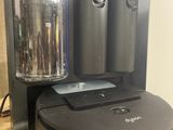 une cafetière posée sur une table à côté d'une boîte