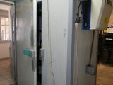 une photo d'un réfrigérateur dans une pièce, dont la porte est ouverte