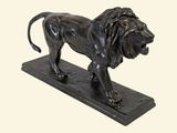 statue d'un lion debout sur un socle, sur fond blanc