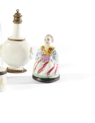 trois figurines représentant des personnes assises sur une table