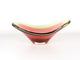 un bol en verre posé sur une surface blanche