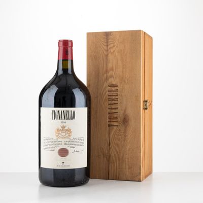 la bouteille de vin se trouve à côté d'une caisse en bois