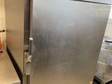 un four en acier inoxydable installé dans une cuisine, à côté d'un plan de travail