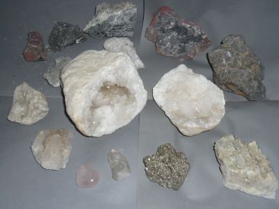 beaucoup de roches et de pierres posées sur une table