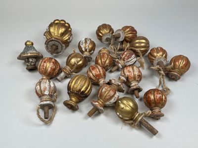 de nombreux objets métalliques de toutes sortes sur une surface blanche