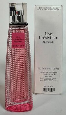 l'image d'un flacon de parfum posé à côté d'une boîte