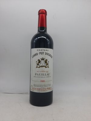 une bouteille de vin posée sur une table