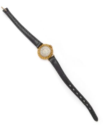 l'image d'une montre-bracelet avec un bracelet en cuir noir