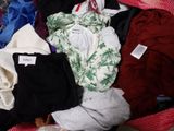 une valise rouge remplie de vêtements et d'articles vestimentaires