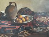 un tableau représentant un bol de pêches et une cruche posés sur une table