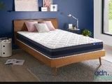 une photo d'une chambre aux murs bleus avec un lit en bois