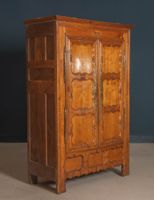 Armoire basse en bois fruitier mouluré ouvrant à deux portes (photo 5)
