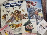 de nombreuses affiches de cinéma accrochées au mur d'une pièce