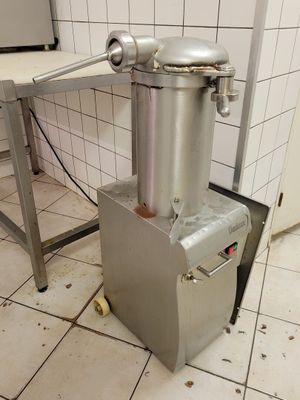un appareil posé par terre dans une cuisine
