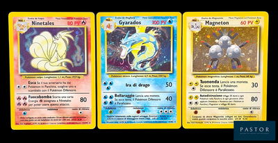 trois cartes Pokémon présentant des motifs différents sur fond noir