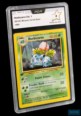gros plan d'une carte pokemon dans un étui en plastique