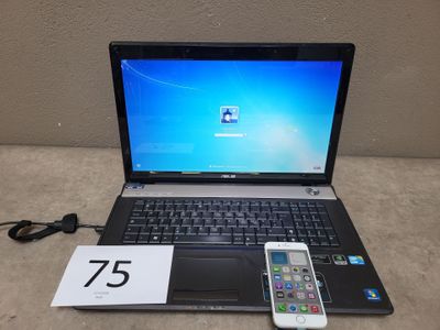 un ordinateur portable et un téléphone mobile posés sur une table