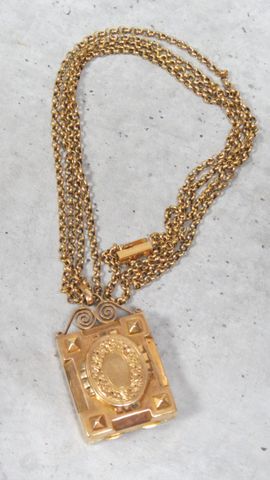Pendentif ouvrant et chaîne en or 750‰, à maillons forçat à motif...