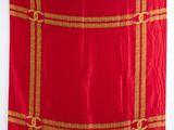 une photo d'une nappe rouge et dorée accrochée à un mur