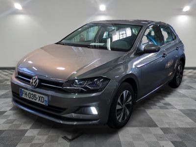 La Volkswagen e-Golf est garée sur un sol à damier
