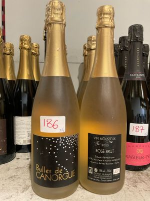 plusieurs bouteilles de vin sont alignées sur un comptoir