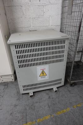 une armoire métallique sur laquelle est accrochée une pancarte, à côté d'une cage grillagée