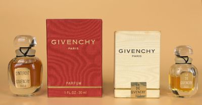 trois flacons de parfum posés l'un à côté de l'autre sur une table