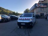 La camionnette est garée sur le parking situé à l'extérieur du bâtiment.