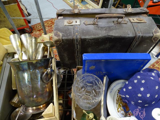 Important lot : ensemble d’assiettes en porcelaine dépareillées, ...
