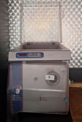 une machine posée sur une table