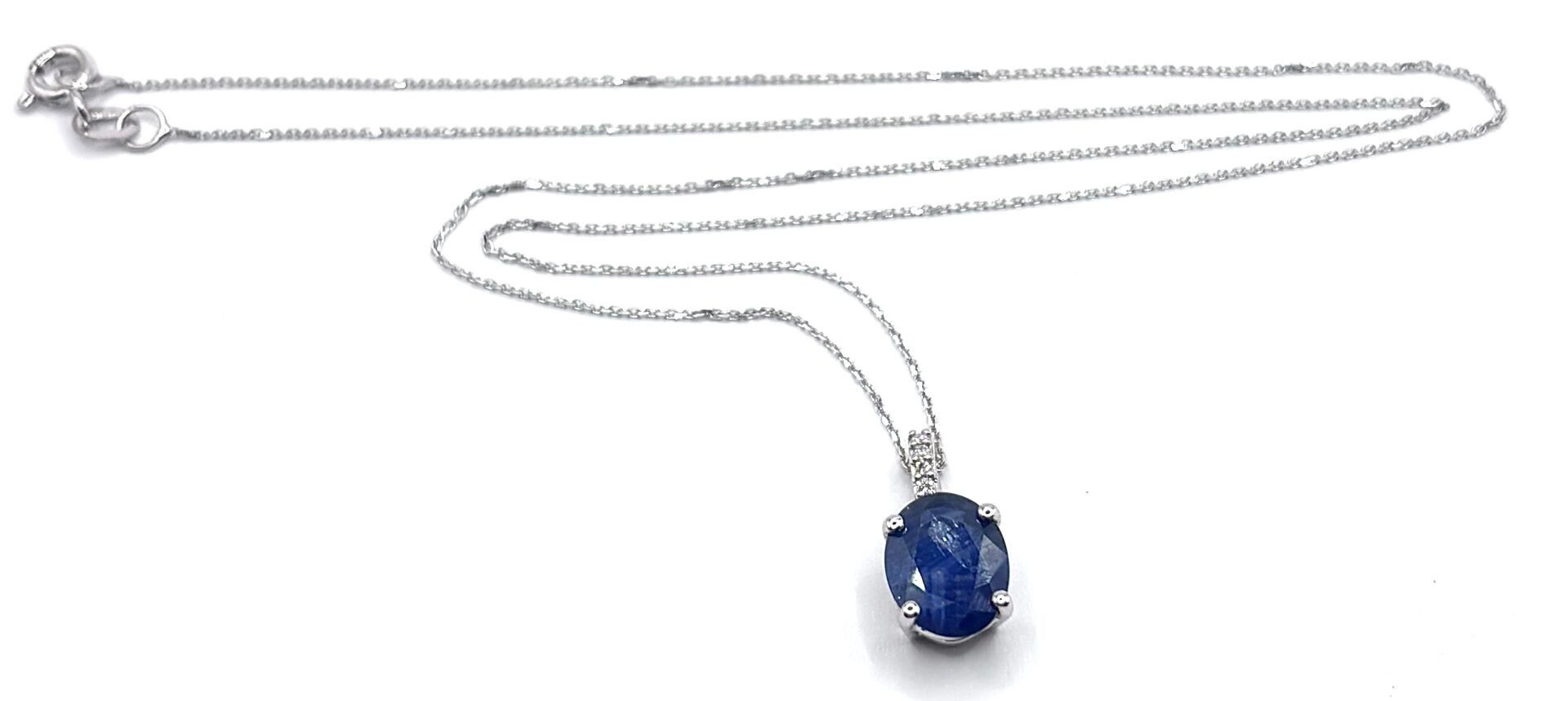 Pendentif et chaîne maille forçat diamantée en or blanc 18K 750/1000, poinçon « tête d'aigle », serti d'un saphir tai...