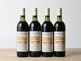 trois bouteilles de vin posées sur une table en bois