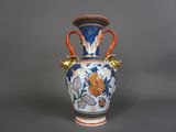 un vase posé sur une table, sur une surface grise