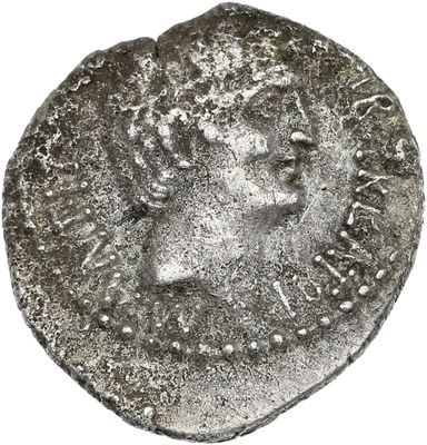 gros plan d'une pièce d'argent avec un visage dessus