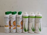 Quatre flacons d'aloe vera sont alignés sur une étagère