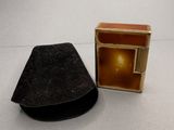 une petite boîte contenant un briquet et une autre petite boîte contenant un briquet