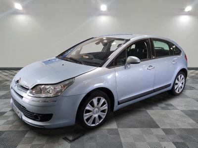 une photo d'une voiture argentée garée dans un garage